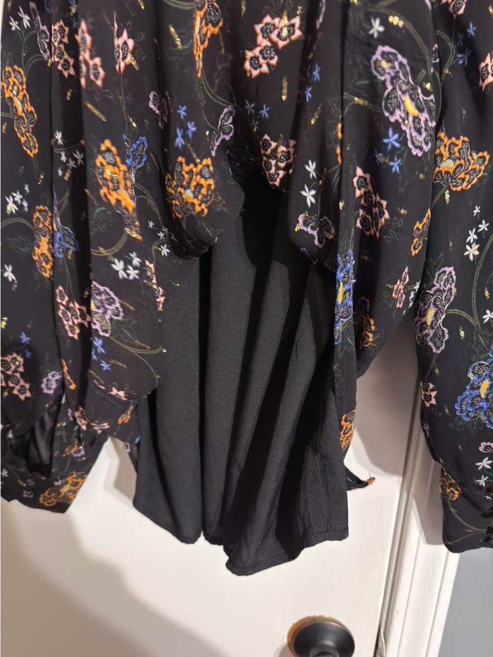 per una Black Floral Tie-Front Blouse - Picture 5 of 6